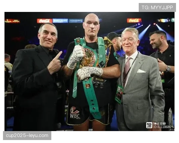 泰森·富里半夜晒一箱名表啃炸鸡，哥们这是土豪日常