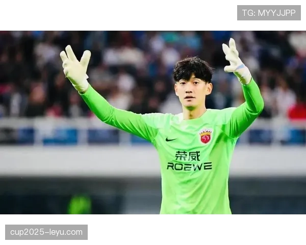 颜骏凌这训练完直接干三碗米饭的操作，真当自己不是守门员啊？